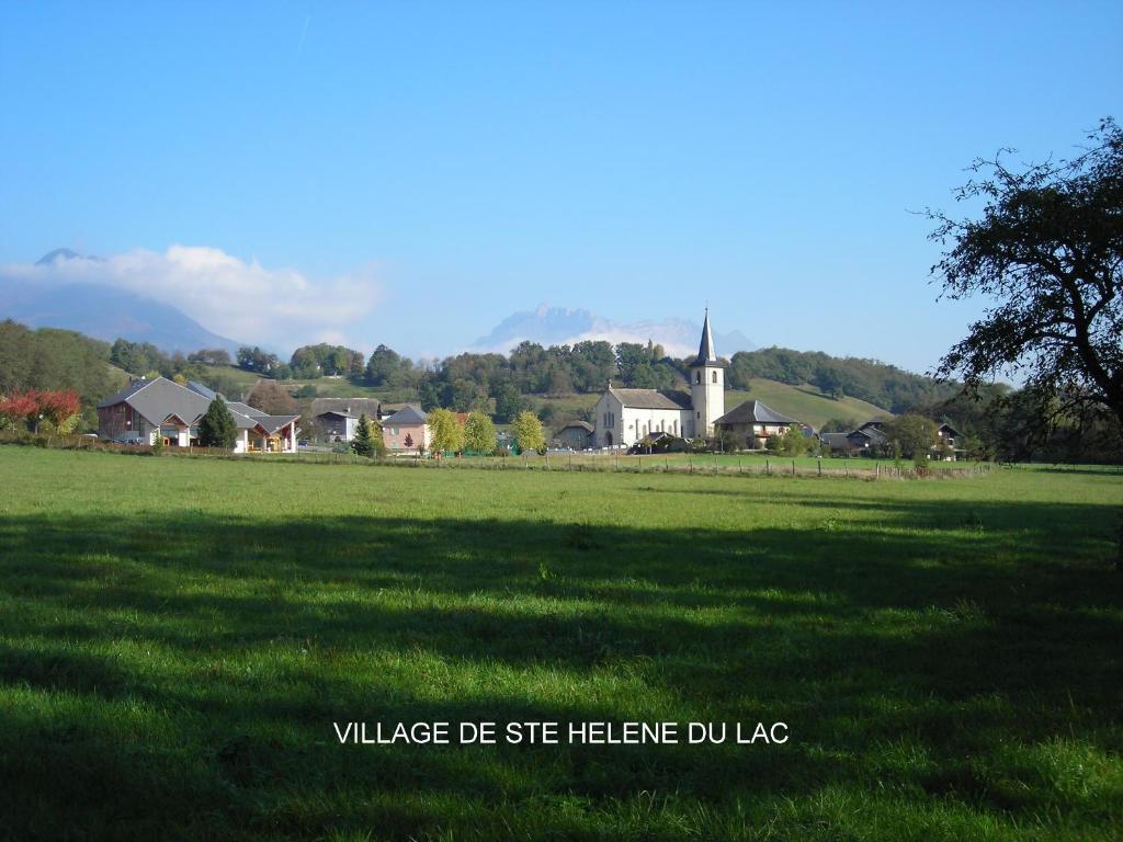 Gite Les Platanes Sainte-Helene-du-Lac ภายนอก รูปภาพ