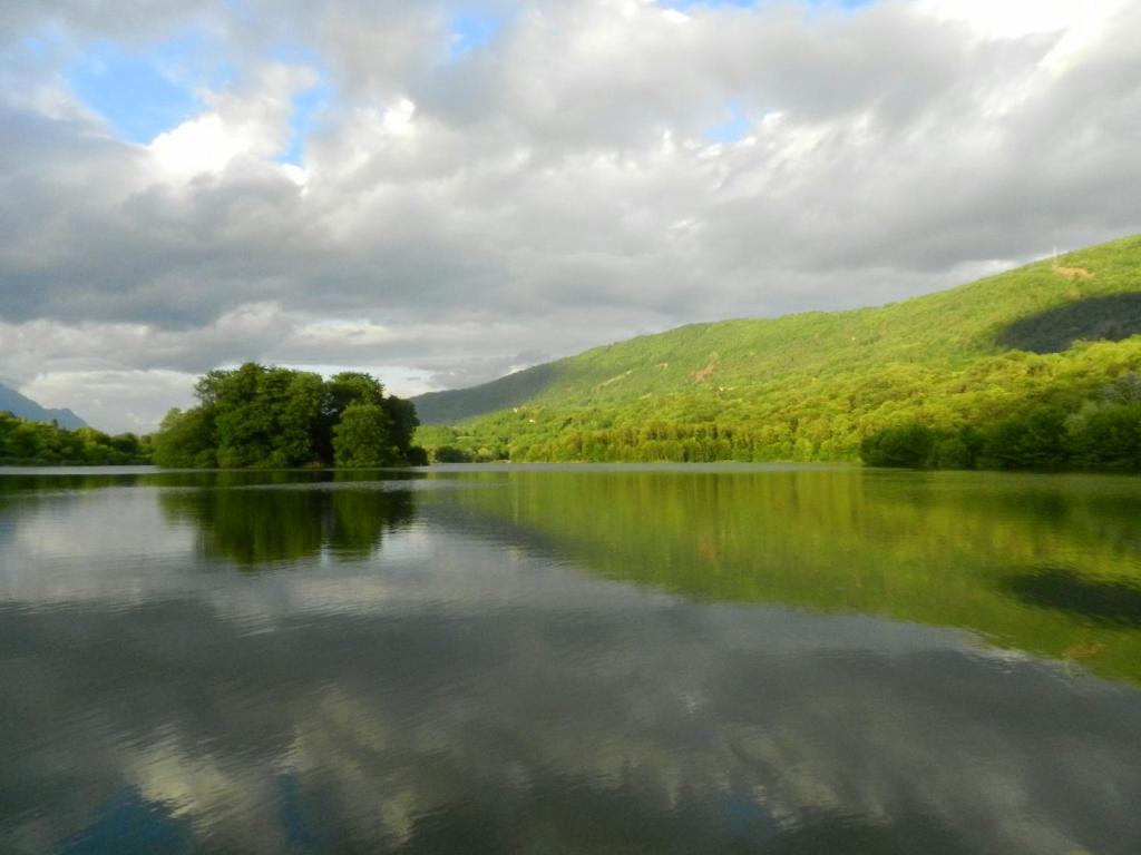 Gite Les Platanes Sainte-Helene-du-Lac ภายนอก รูปภาพ